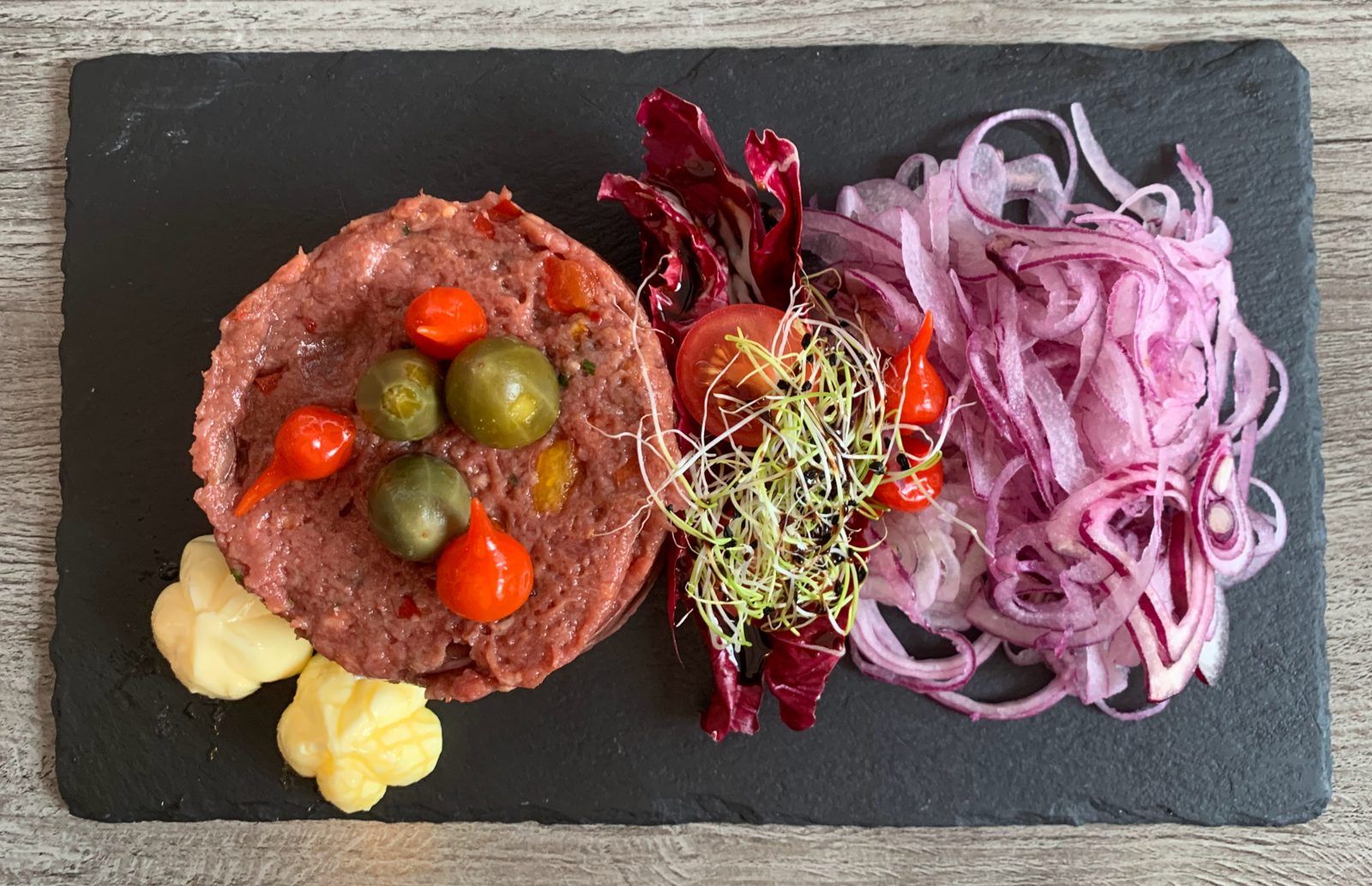 Beef Tatar mit Rotkrautsalat – Wien