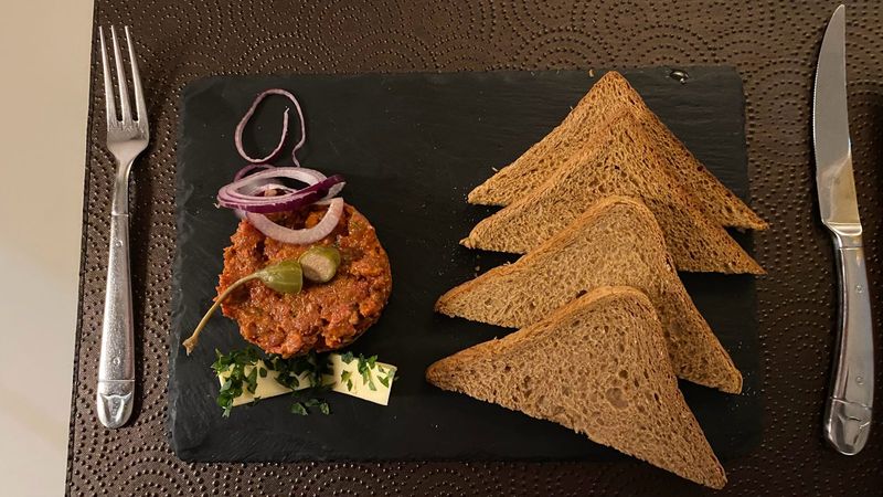 Beef tartare with toast – Linz