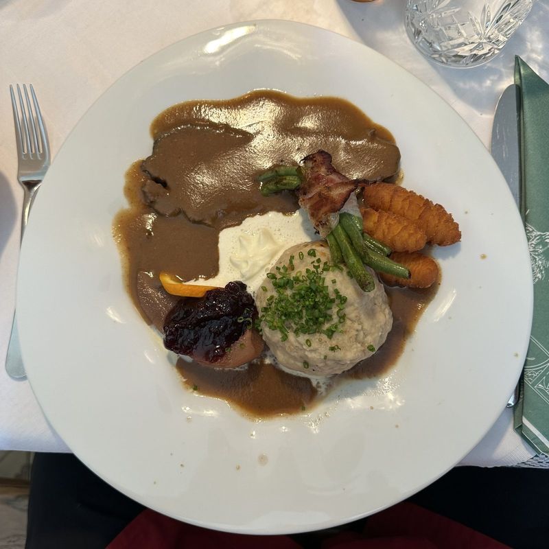 Roast with croquettes – Sankt Valentin