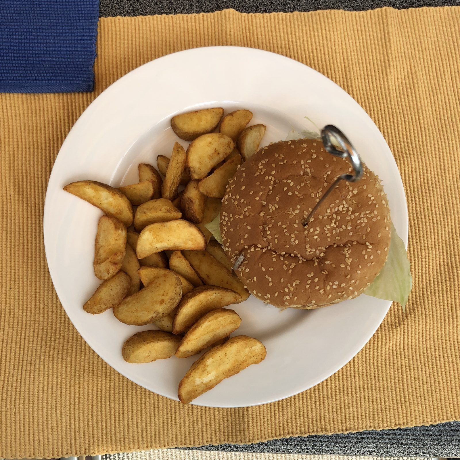 Burger with potato wedges – Linz