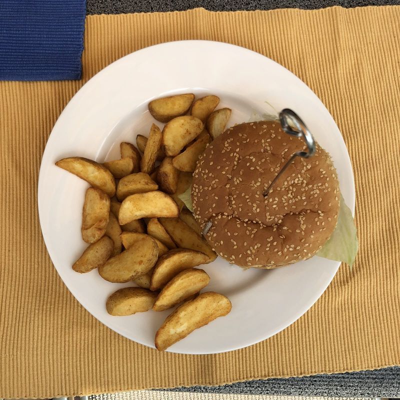 Burger with potato wedges – Linz