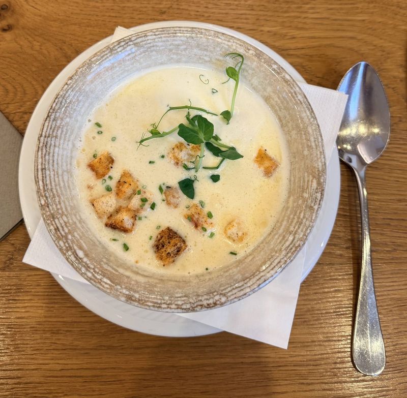 Cream soup with croutons