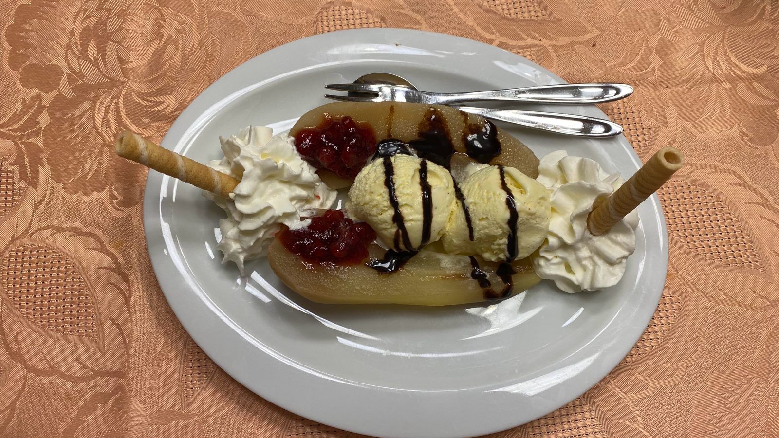 Dessert mit Schlagobers und Preiselbeeren – Linz