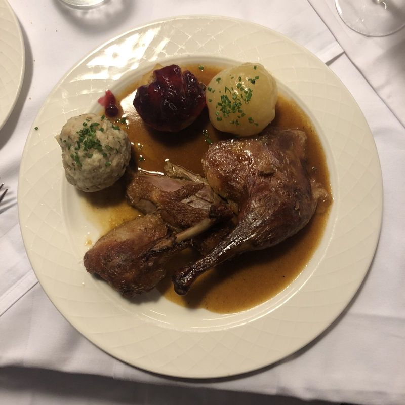 Roast duck with dumplings and red cabbage – Freistadt