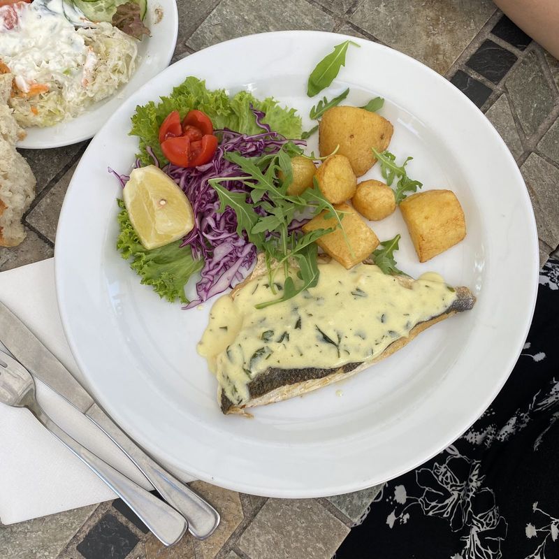 Fish fillet with herb sauce – Linz