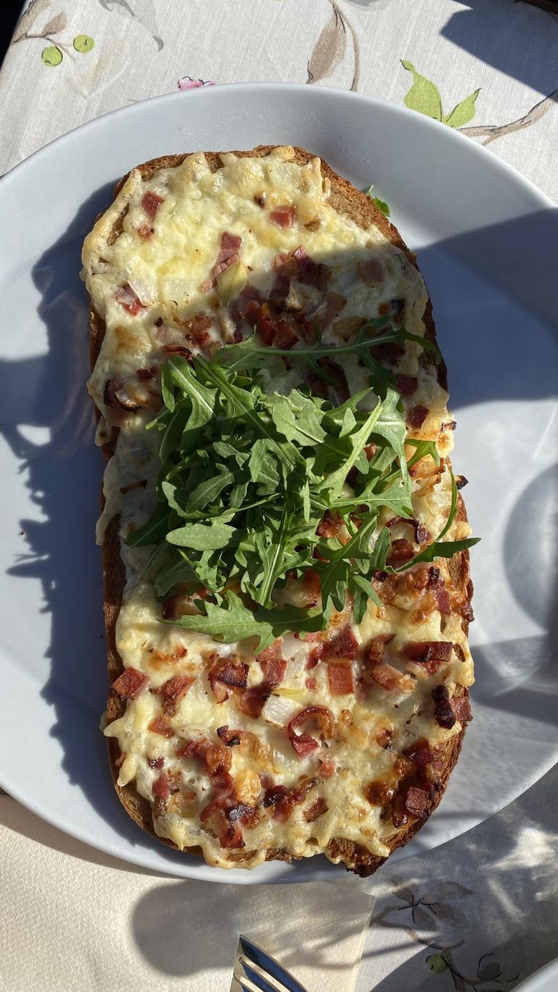 Tarte flambée with rocket – Linz