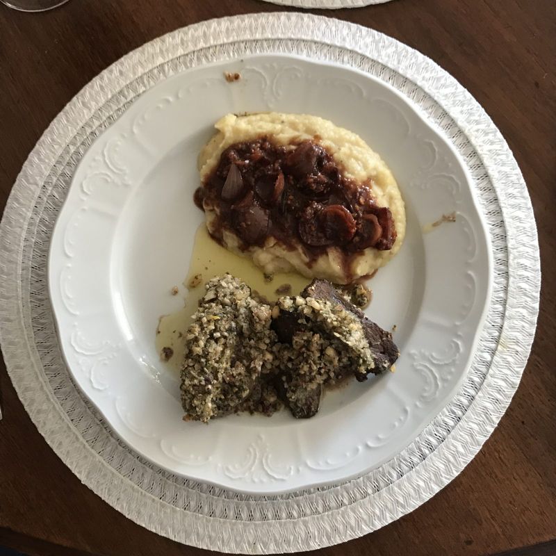 Herb-crusted meat with mash – Tulln