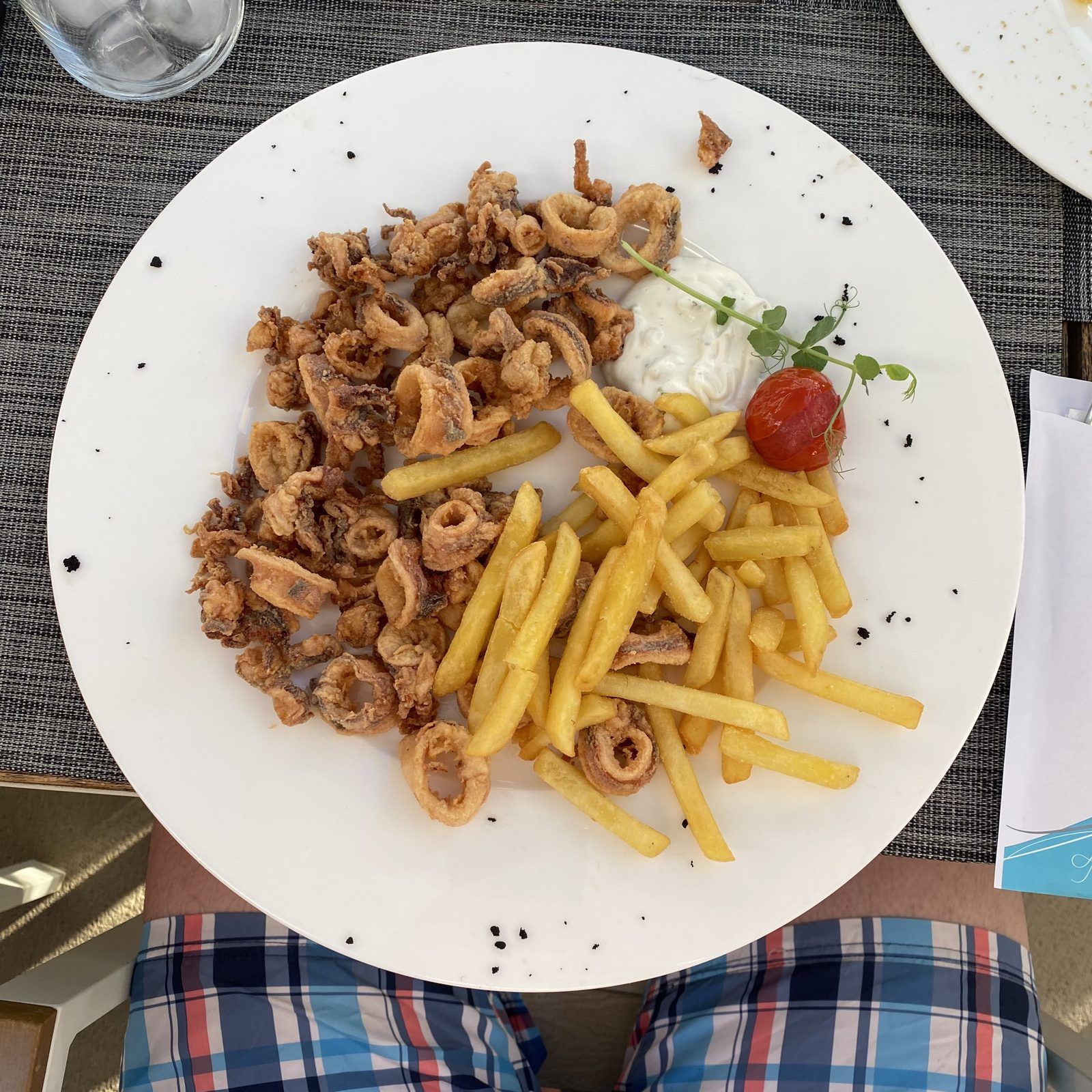 Frittierte Calamari mit Pommes – Umag