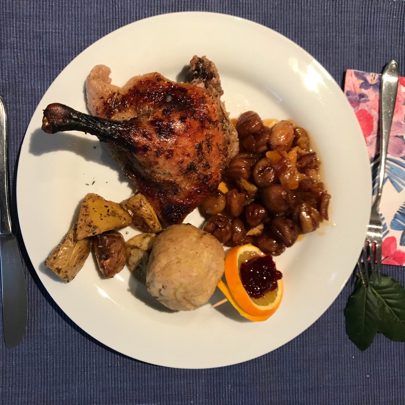 Gansl mit Maroni und Knödel – Linz