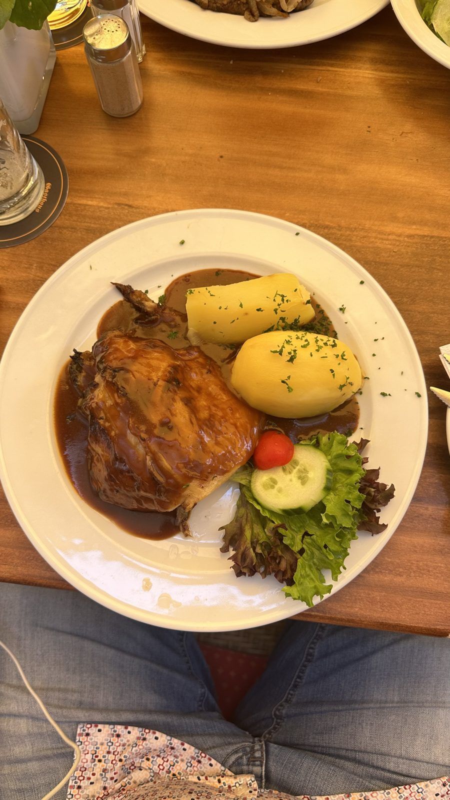 Roast poultry leg with boiled potatoes – Berlin