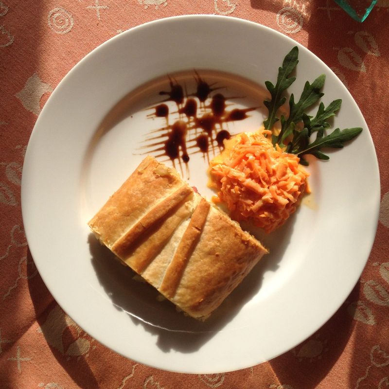 Vegetable strudel with carrot salad – Linz