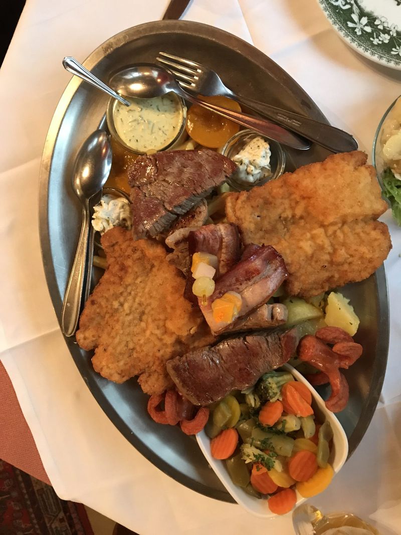 Mixed grill platter with schnitzel – Mürzzuschlag