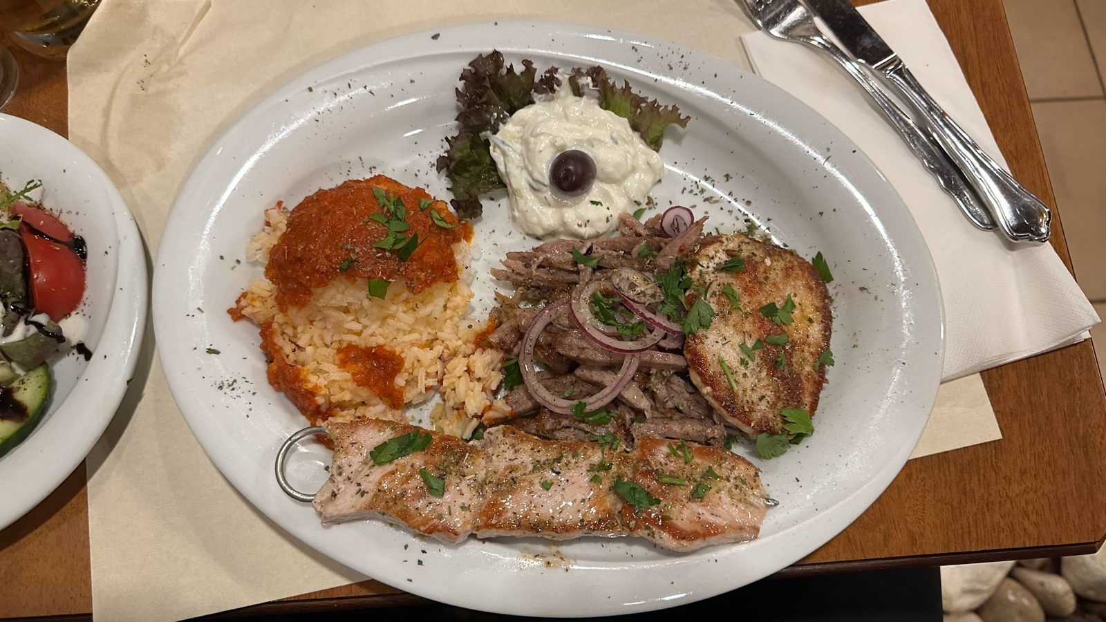 Grillteller mit Ajvar und Kajmak – Wels