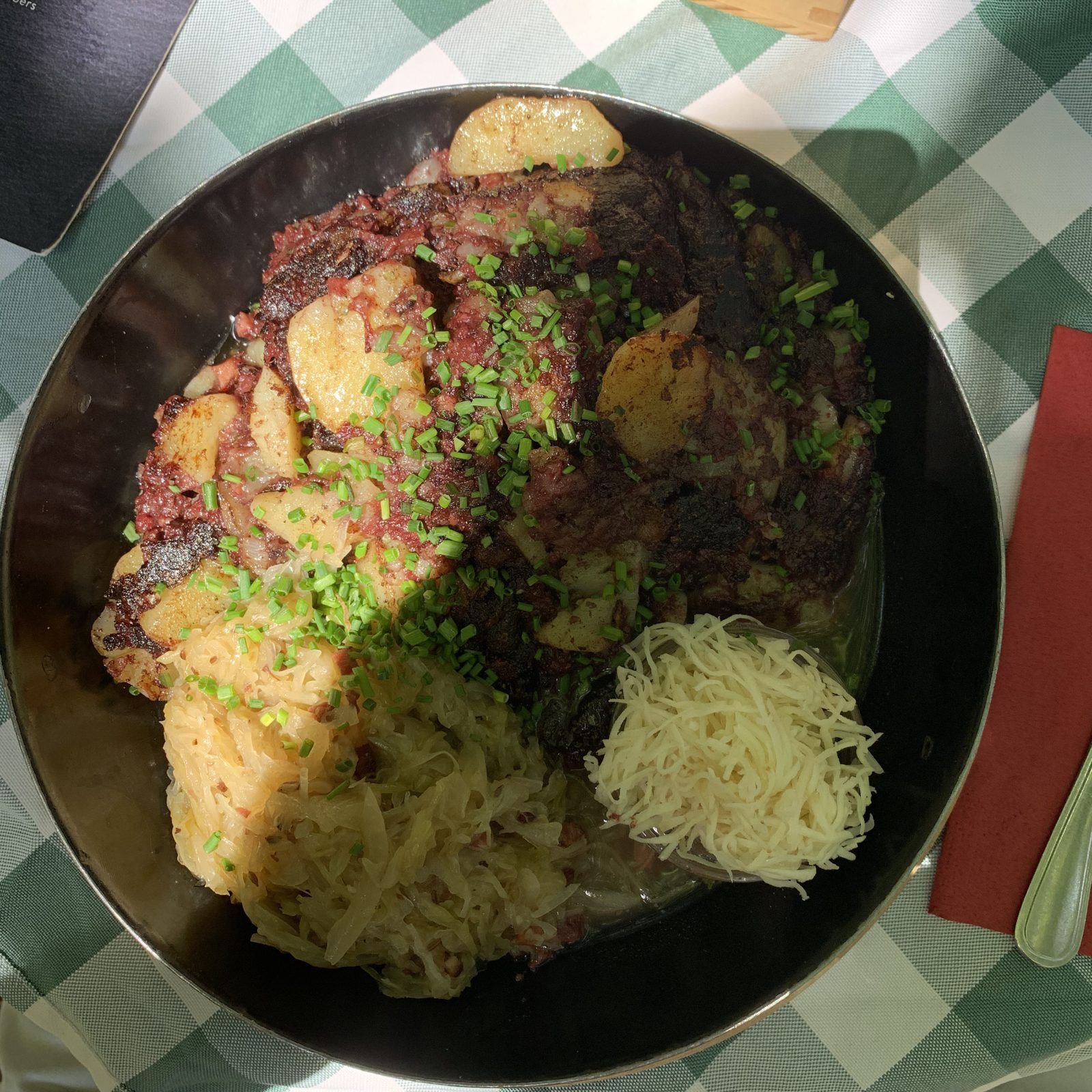 Hash with sauerkraut and horseradish – Linz