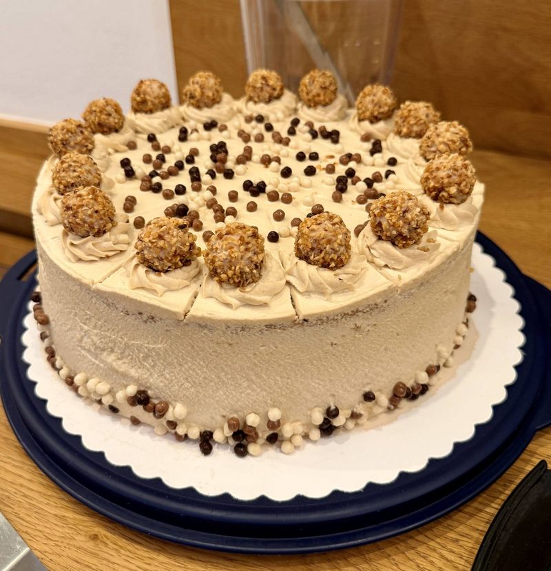 Nut cream cake