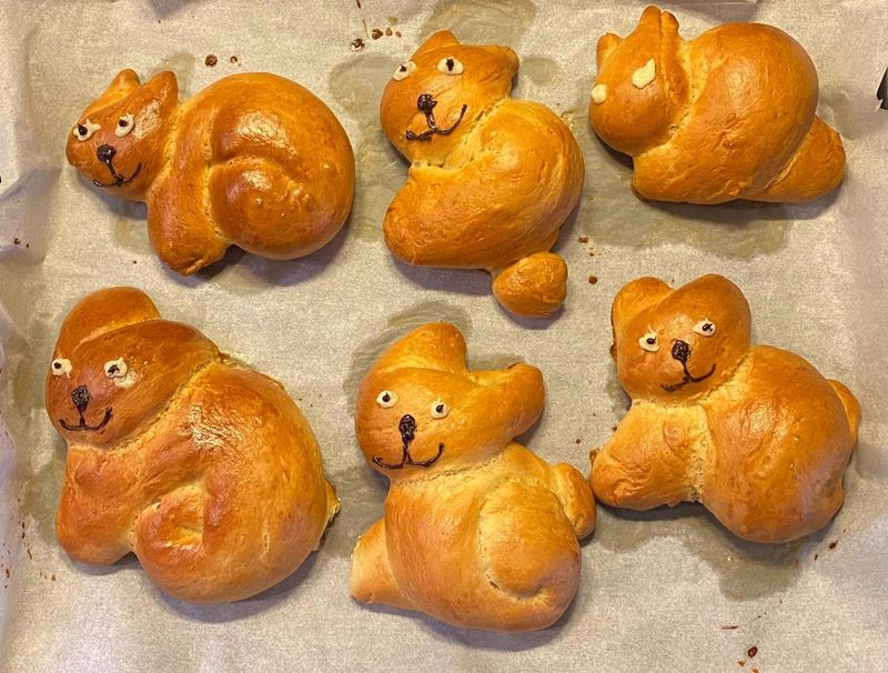 Easter bunnies from yeast dough – Linz