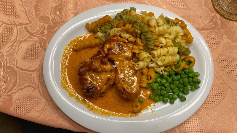 Paprika chicken with pasta – Linz