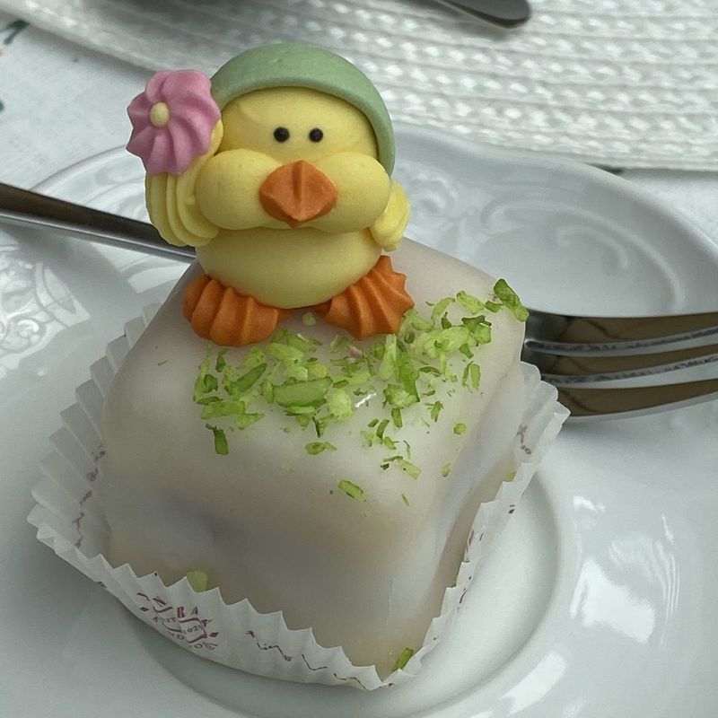 Petit four with Easter chick – Linz
