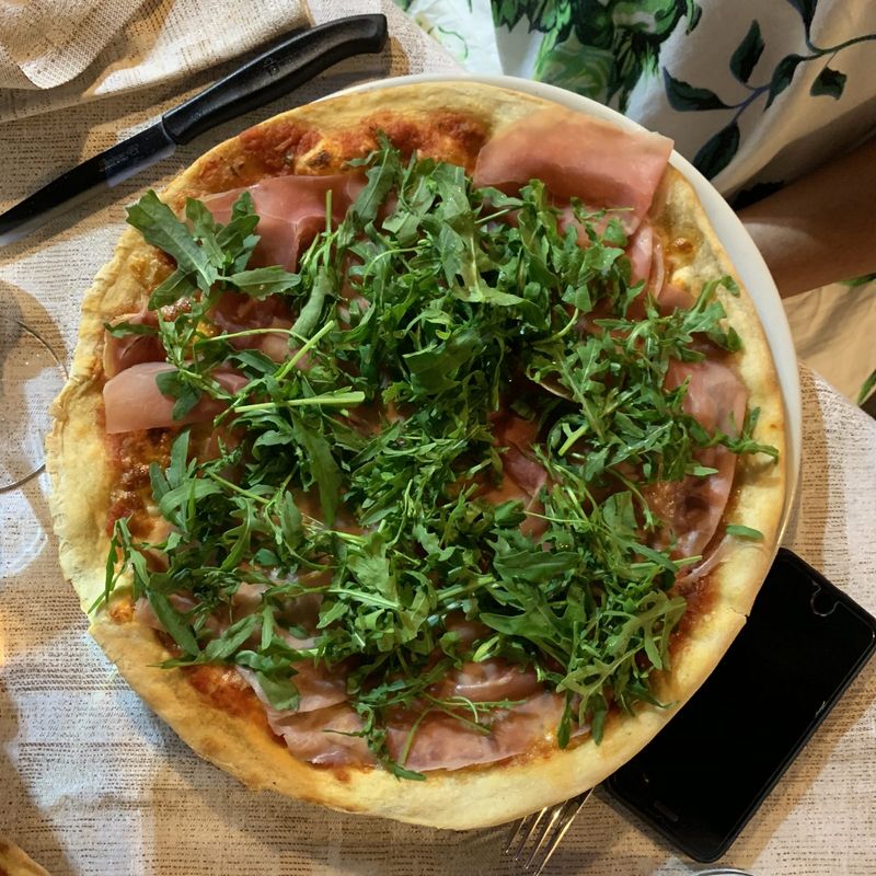 Pizza with prosciutto and rocket – Peschiera del Garda