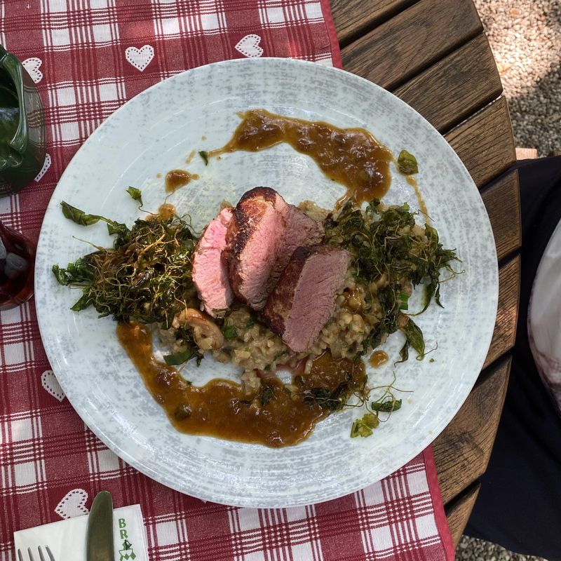 Pink-roasted meat with herbs – Linz