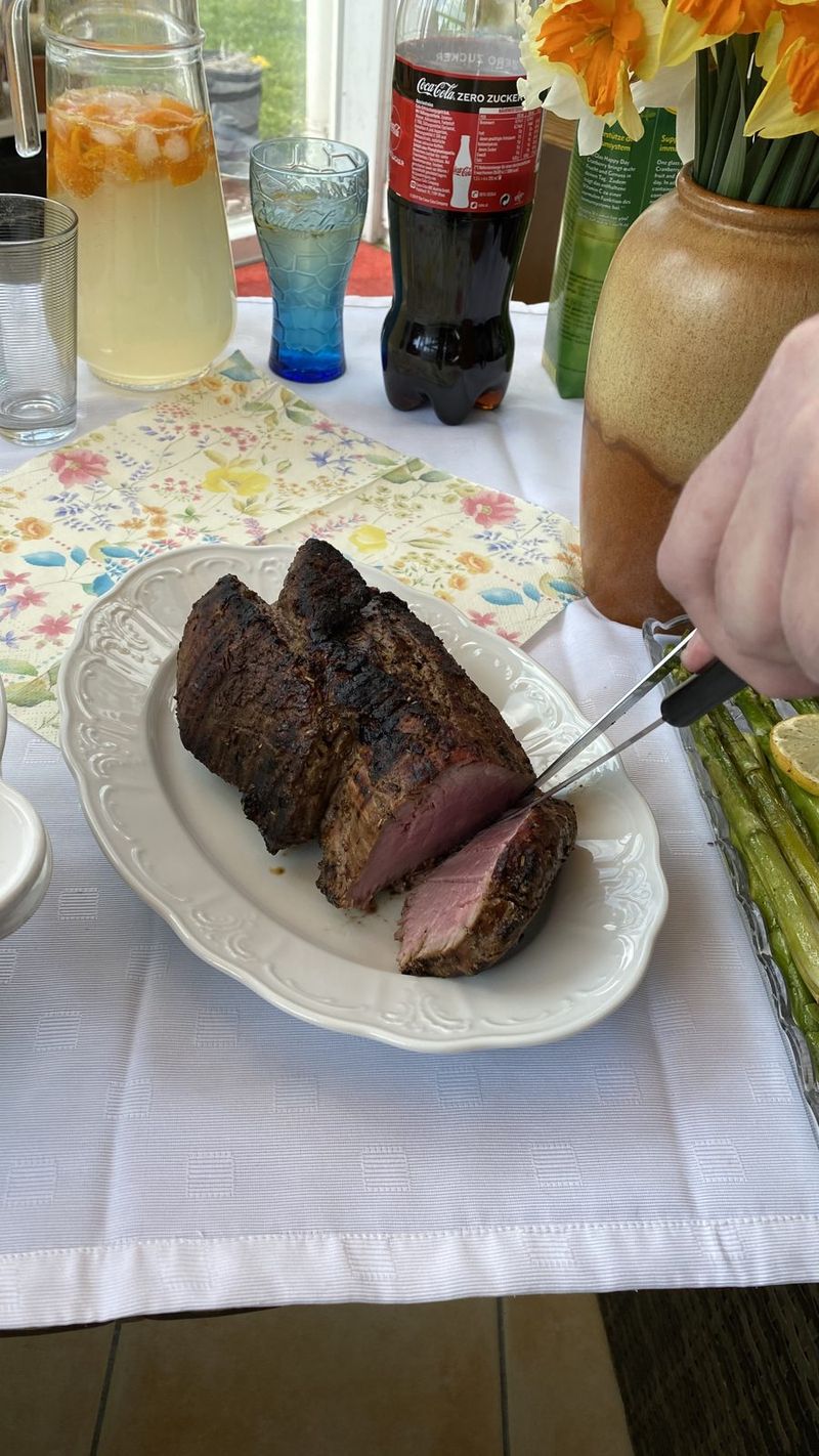 Carving the pink beef roast – Linz