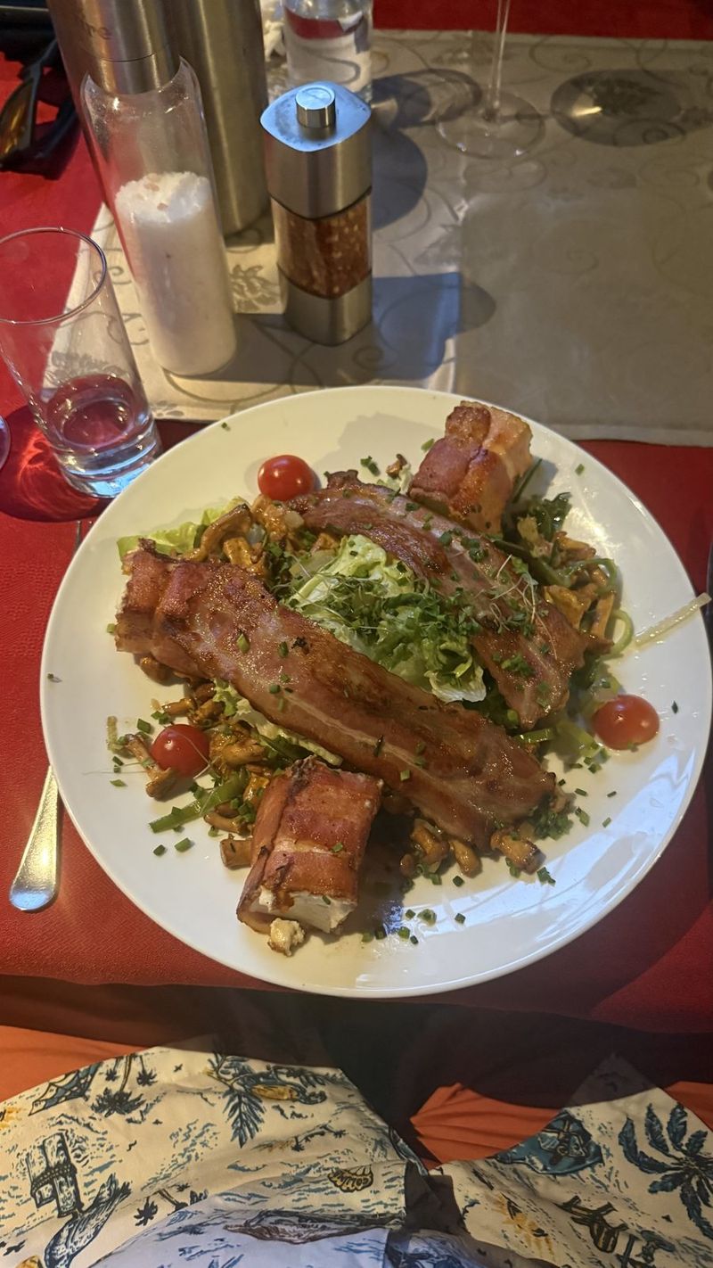 Salad with crispy pork belly – Linz