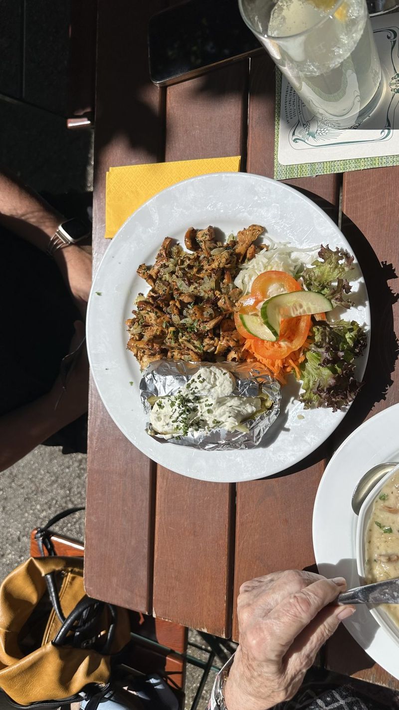 Salad plate with pan-fried topping – Freistadt
