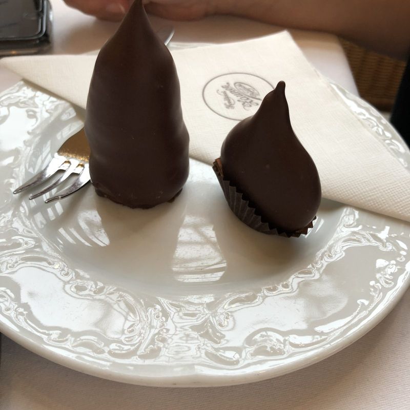 Pear-shaped chocolate pastries – Gmunden