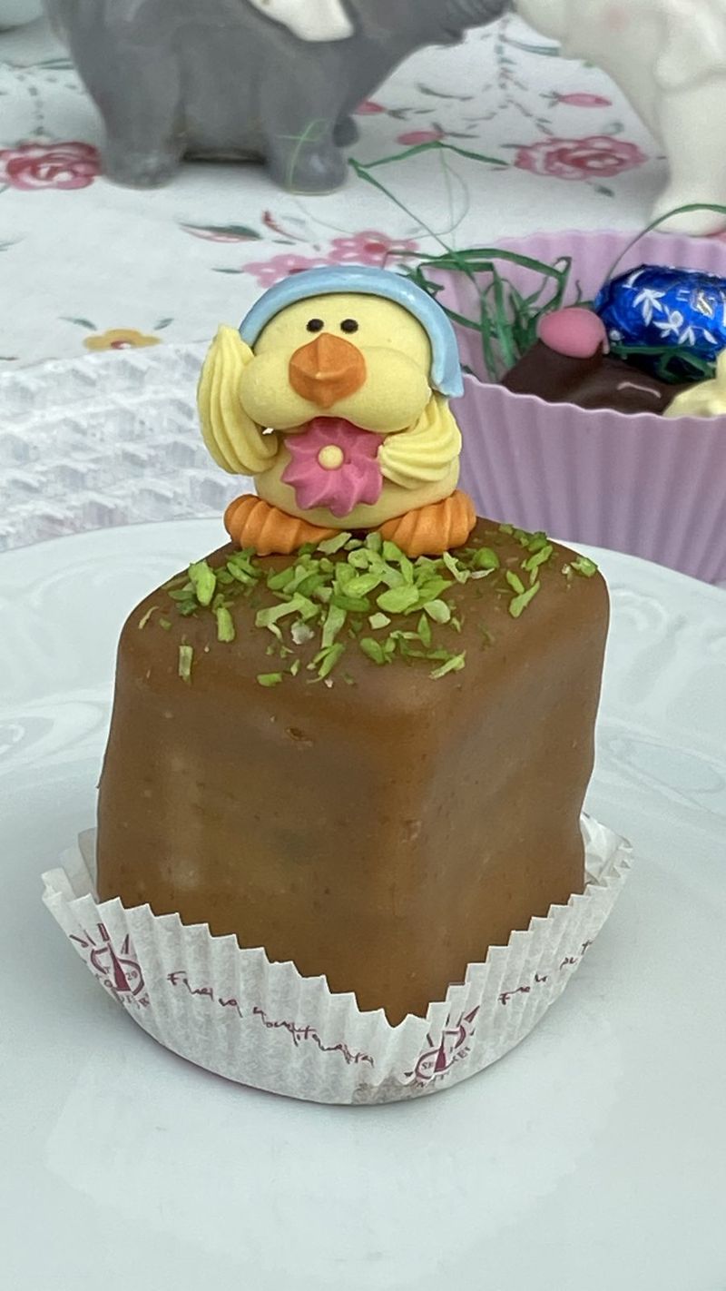 Chocolate cube cake with Easter chick – Linz