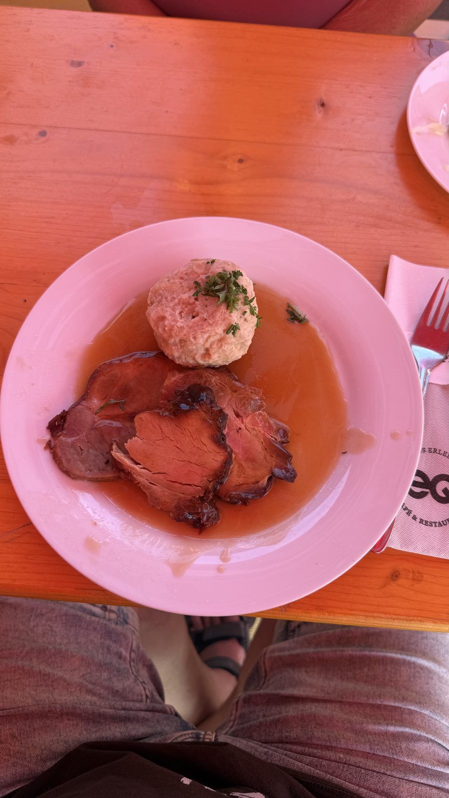 Schweinsbraten mit Knödel – Hallein