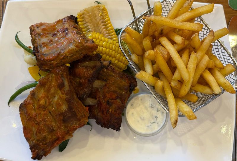 Spare ribs with corn and fries – Freistadt