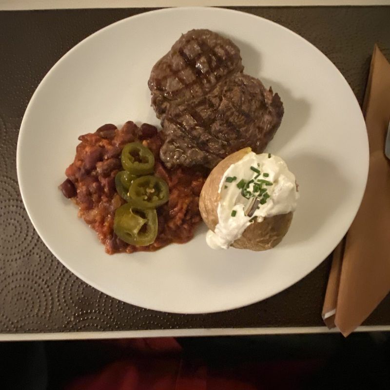 Steak with beans and baked potato – Linz