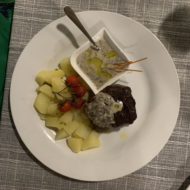 Steak with potatoes and garlic sauce – Rovinj