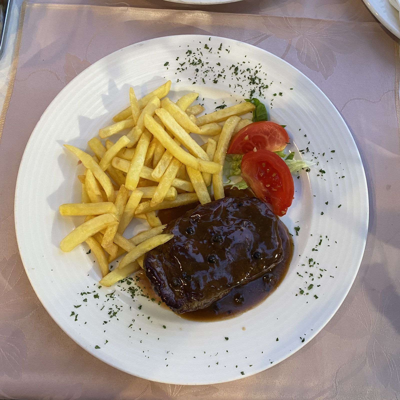 Steak mit Sauce und Pommes – Rovinj