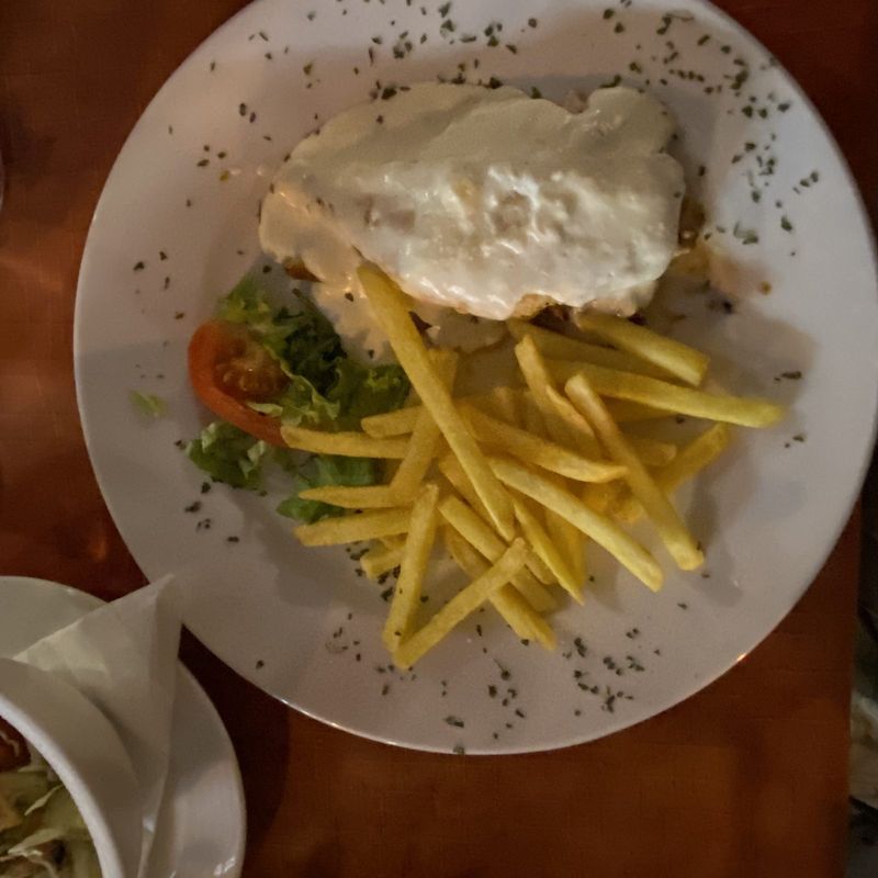 Cheese-topped meat with fries – Rovinj