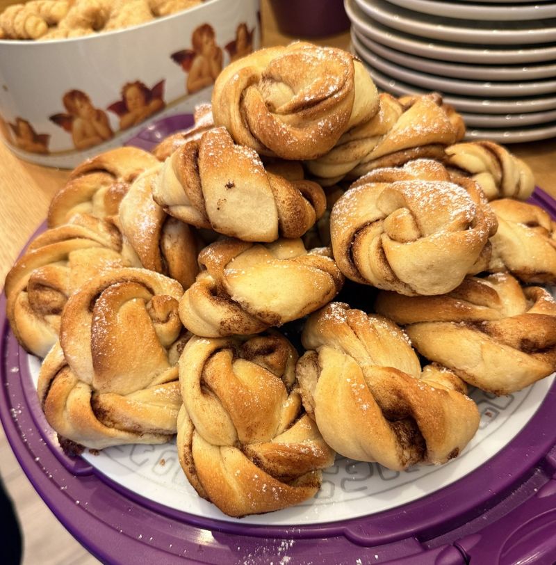 Cinnamon knots